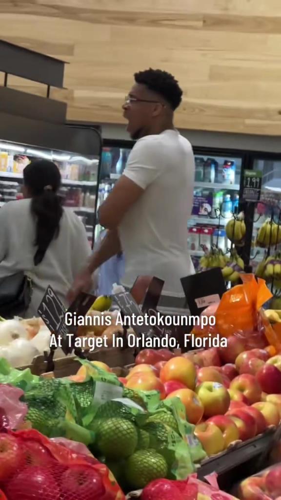 好男人?。∽帜父缭趭W蘭多度假 陪妻子一起逛超市