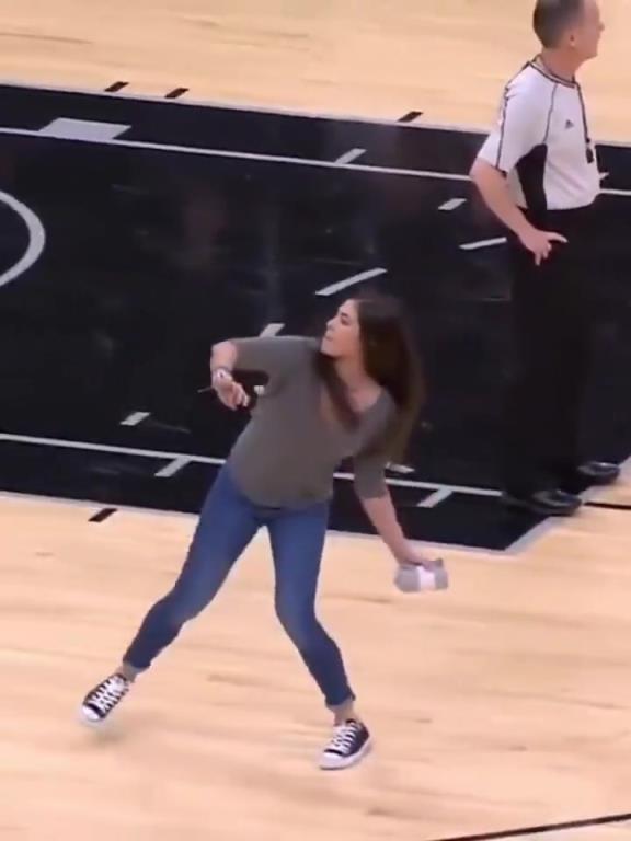 不愧是美國女籃主力，普拉姆的力量太嚇人了