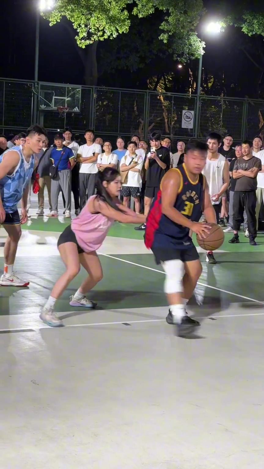 這哥們看見防自己的是女生，一個(gè)勁背打，球也不傳了